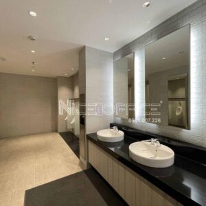 Nhà vệ sinh tại mỗi tầng tòa nhà Riverbank Place