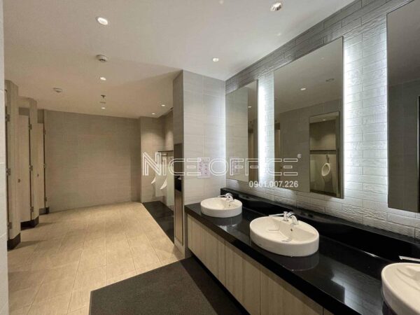Nhà vệ sinh tại mỗi tầng tòa nhà Riverbank Place