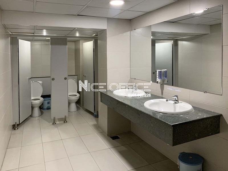 nha-ve-sinh-tai-toa-nha-anh-dang-building-quan-3