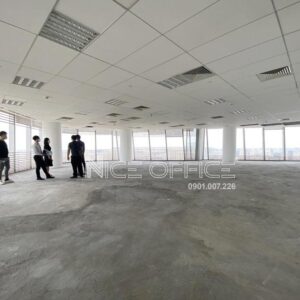 Nhân viên Nice Office đưa khách hàng khảo sát mặt bằng trống tại tòa nhà Bitexco