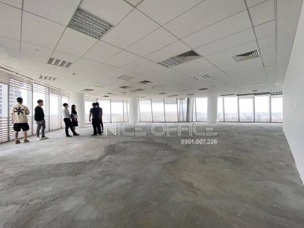Nhân viên Nice Office đưa khách hàng khảo sát mặt bằng trống tại tòa nhà Bitexco