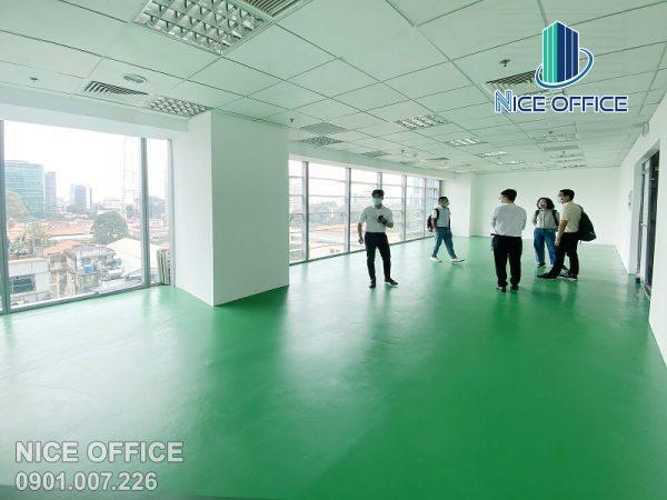 Nhân viên Nice Office đưa khách hàng đi khảo sát văn phòng trống tại tòa nhà Vincom Center quận 1