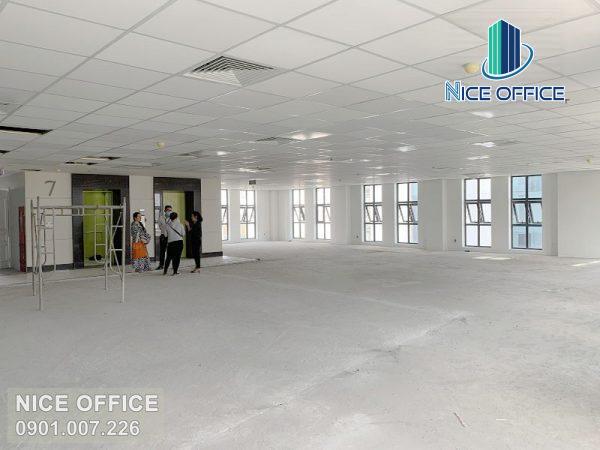 Nhân viên Nice Office đưa khách hàng đi khảo sát văn phòng trống tại tòa nhà Metro Tower, quận Bình Thạnh