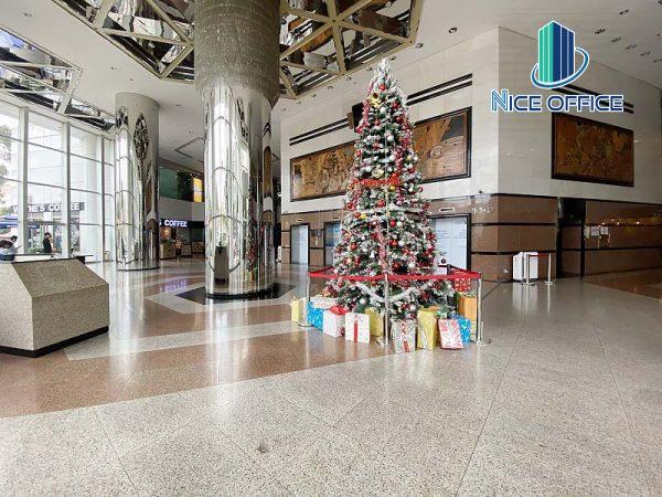 Sảnh đón khách tại tầng trệt tòa nhà Saigon Trade Center rộng rãi