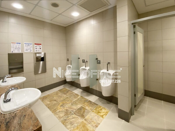 Nhà vệ sinh tại mỗi tầng Metropolitan Tower