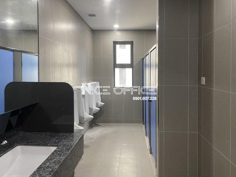 toilet-nam-tai-toa-nha-the-grace-tower