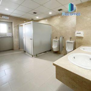 Toilet tại Nguyễn Lâm Tower luôn được vệ sinh sạch sẽ