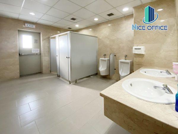Toilet tại Nguyễn Lâm Tower luôn được vệ sinh sạch sẽ
