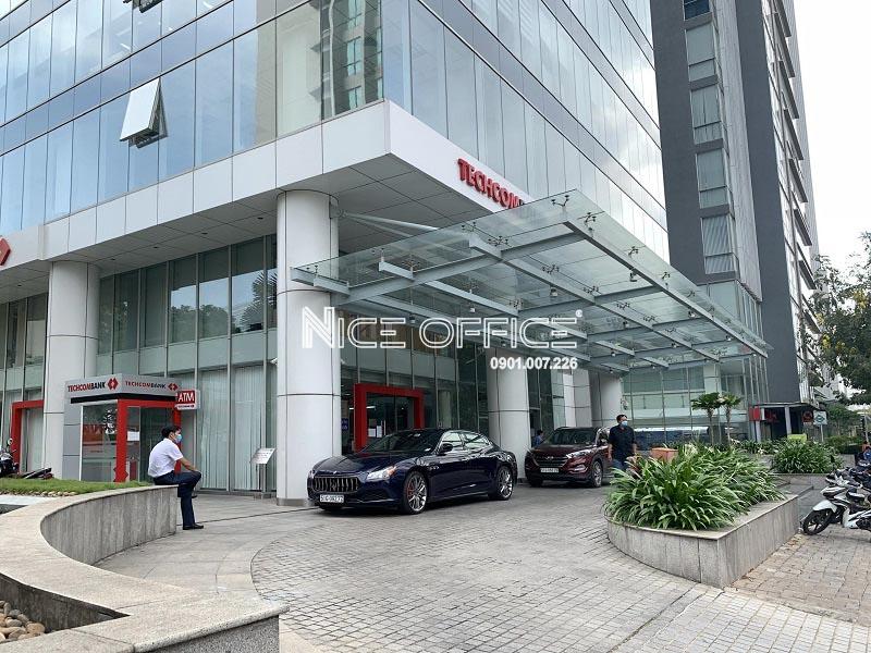 cong-vao-toa-nha-capital-tower