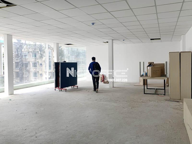 khach-hang-di-xem-mat-bang-trong-tai-aria-building