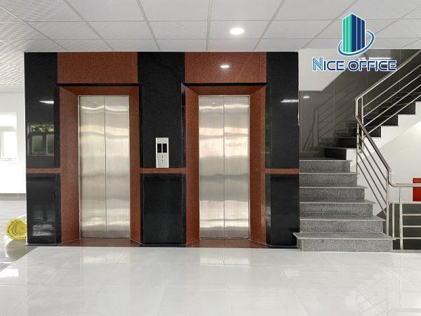Hai thang máy tại tòa nhà PLS Building - Nguyễn Đình Chính