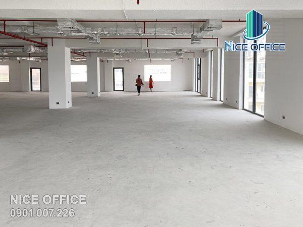 Khách hàng đi khảo sát văn phòng tại tầng 6 tòa nhà The Hub Building