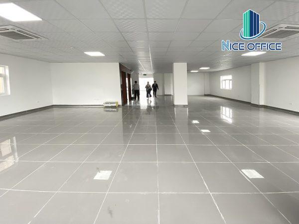 Khách hàng đi xem diện tích trống nguyên sàn tại tòa nhà PLS Building - Nguyễn Đình Chính