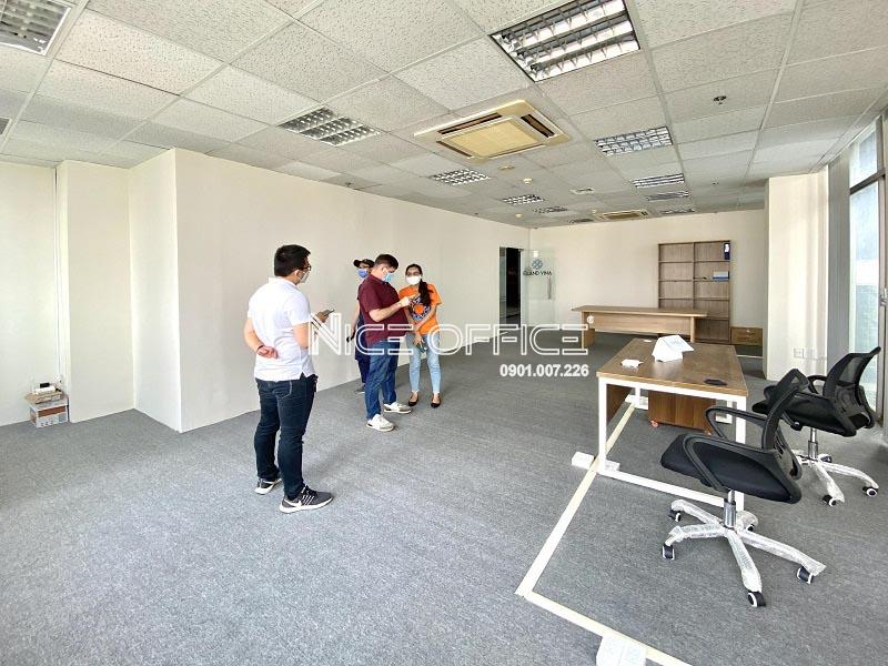 khach-hang-di-xem-mat-bang-tai-beautiful-saigon-quan-7