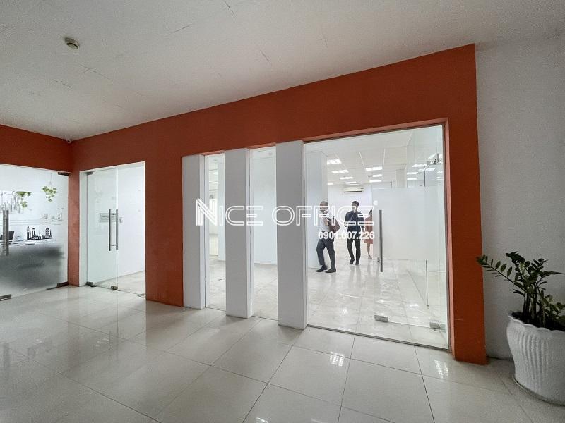 khach-hang-di-xem-mat-bang-trong-tai-aria-building