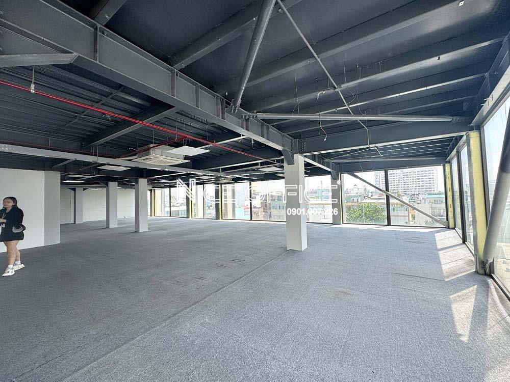 khach-hang-di-xem-mat-bang-trong-tai-swin-tower-ung-van-khiem