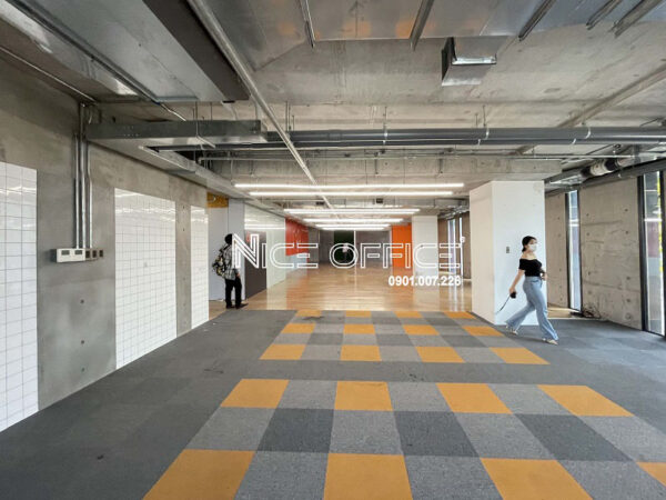 Khách hàng đi xem mặt bằng trống tại tòa nhà Đồng Nhân Building