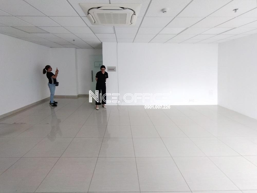 khach-hang-di-xem-van-phong-tron-tai-amazing-center