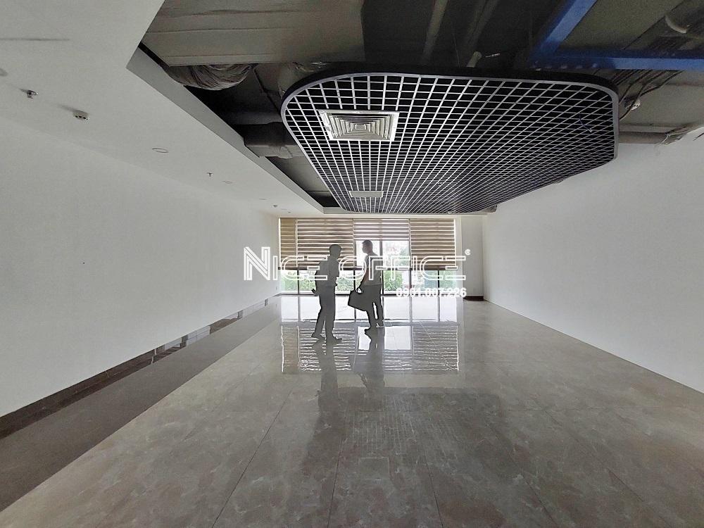 khach-hang-di-xem-van-phong-trong-tai-toa-nha-mitalab-building