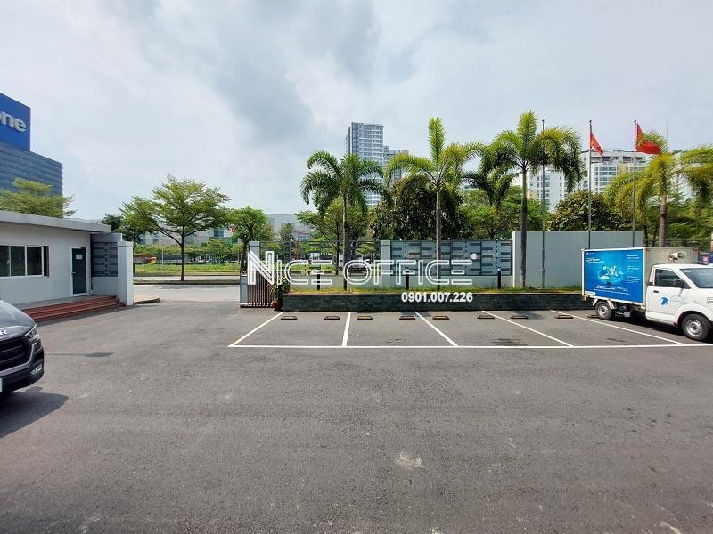 khuon-vien-phia-truoc-toa-nha-tini-office-building-quan-7