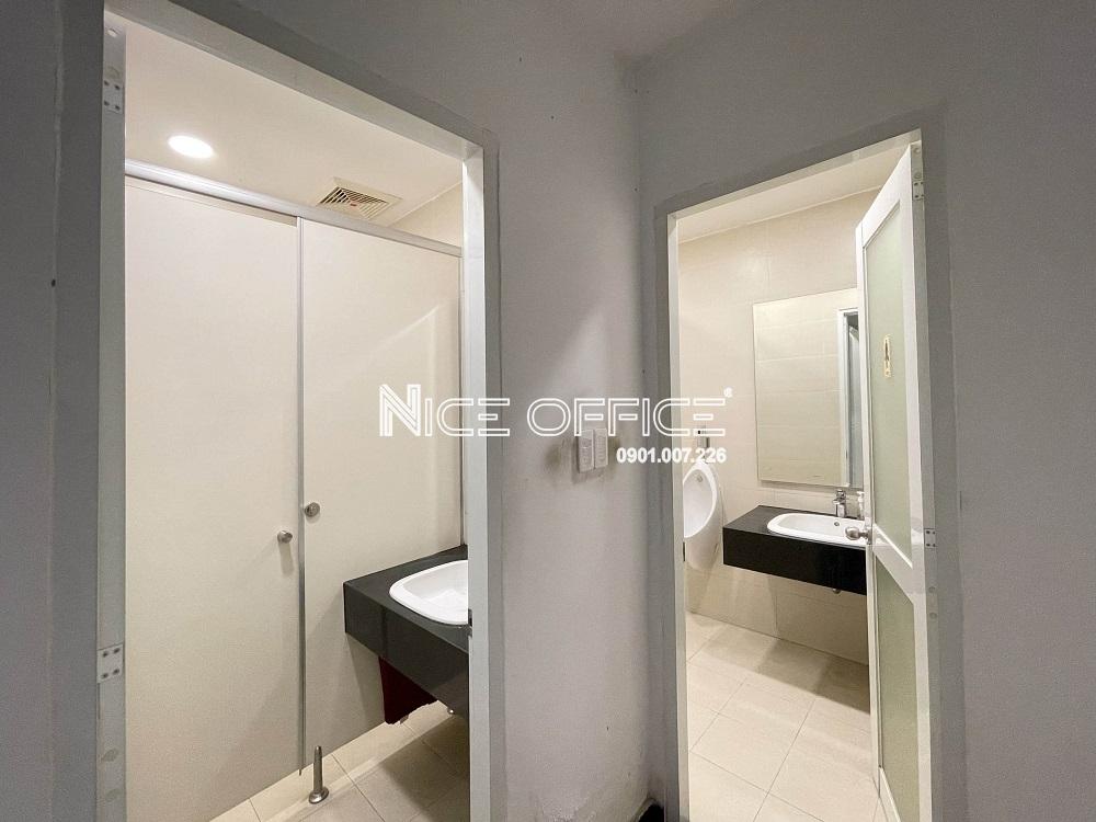 nha-ve-sinh-nam-nu-rieng-biet-tai-moi-tang-toa-nha-peace-sun-building