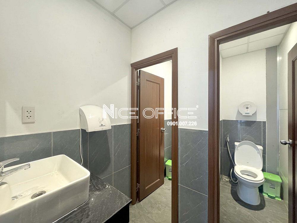 nha-ve-sinh-tai-moi-tang-swin-tower-22-ung-van-khiem