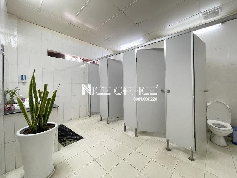 nha-ve-sinh-tai-toa-nha-aria-building