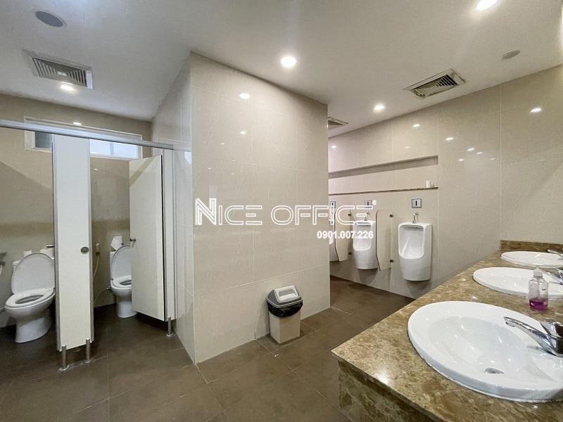 nha-ve-sinh-tai-toa-nha-golden-king-quan-7