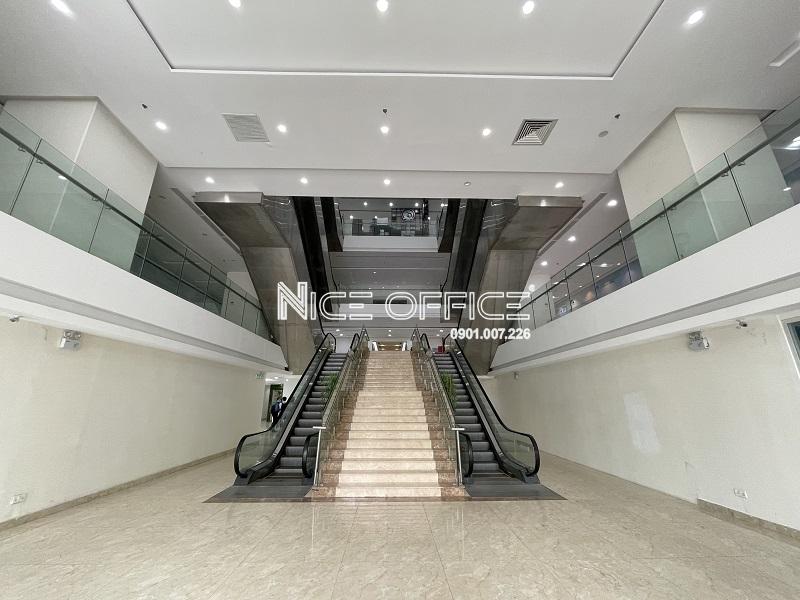 thang-cuon-trong-toa-nha-golden-king-quan-7