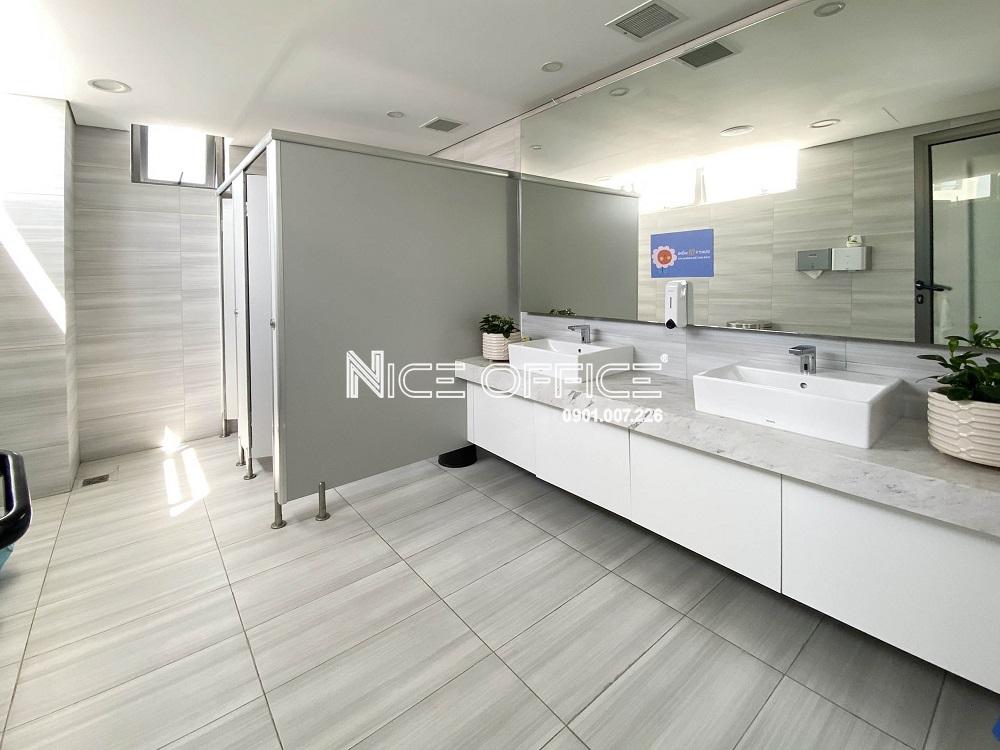 toilet-tai-mitalab-building-luon-duoc-don-dep-sach-se