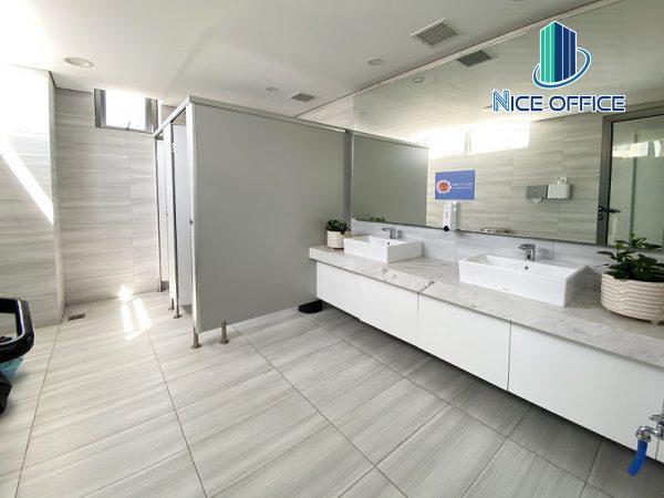 Toilet tại Mitalab Building luôn được vệ sinh sạch sẽ