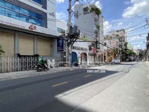 Đường Huỳnh Văn Bánh phía trước tòa nhà LUX Building