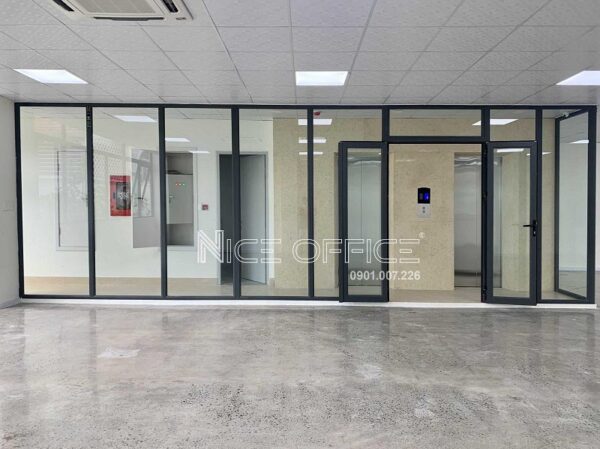 Hai thang máy và lối thang bộ tại tòa nhà The Sun Building đường 12