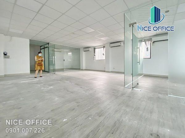 Khách hàng đi khảo sát văn phòng trống tại tòa nhà Visland Building