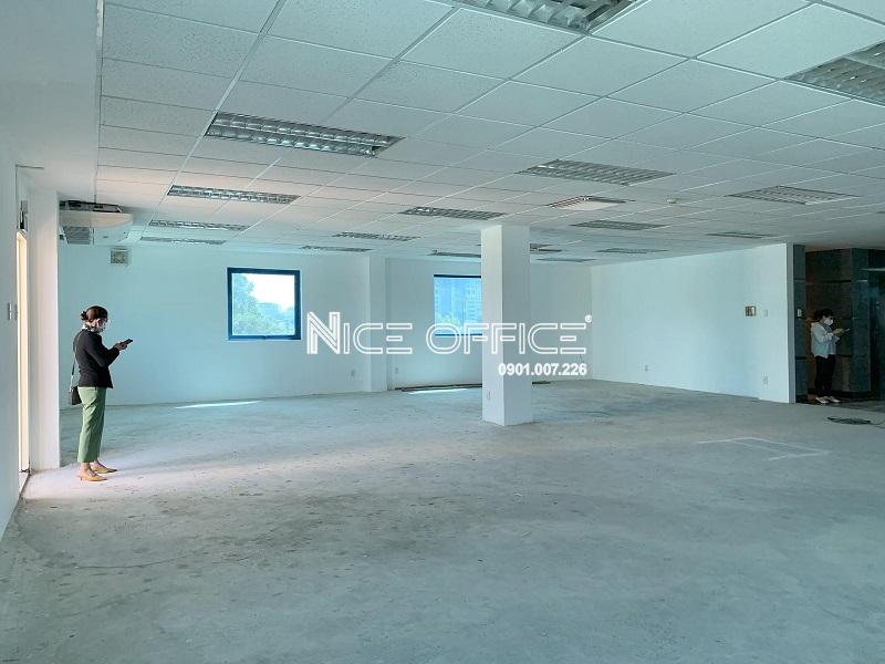 khach-hang-di-xem-mat-bang-tai-mda-office-nguyen-trai