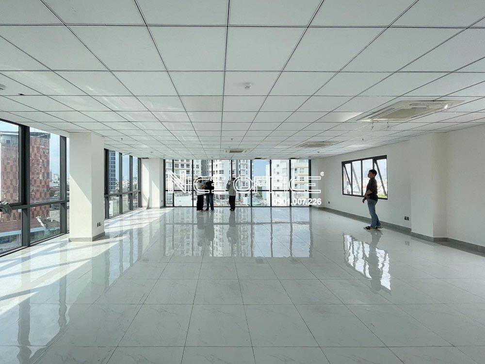 khach-hang-di-xem-mat-bang-trong-tai-phuc-long-building