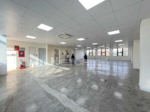 Khách hàng đi khảo sát mặt bằng trống tại tòa nhà The Sun Building