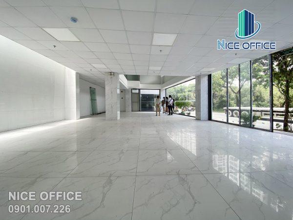 Khách hàng Nice Office đi khảo sát mặt bằng trống tại tòa nhà HKL Building