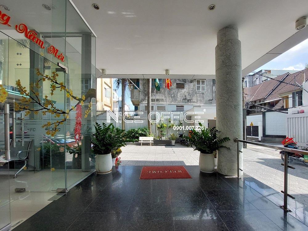 khuon-vien-phia-truoc-toa-nha-sfc-building-quan-phu-nhuan