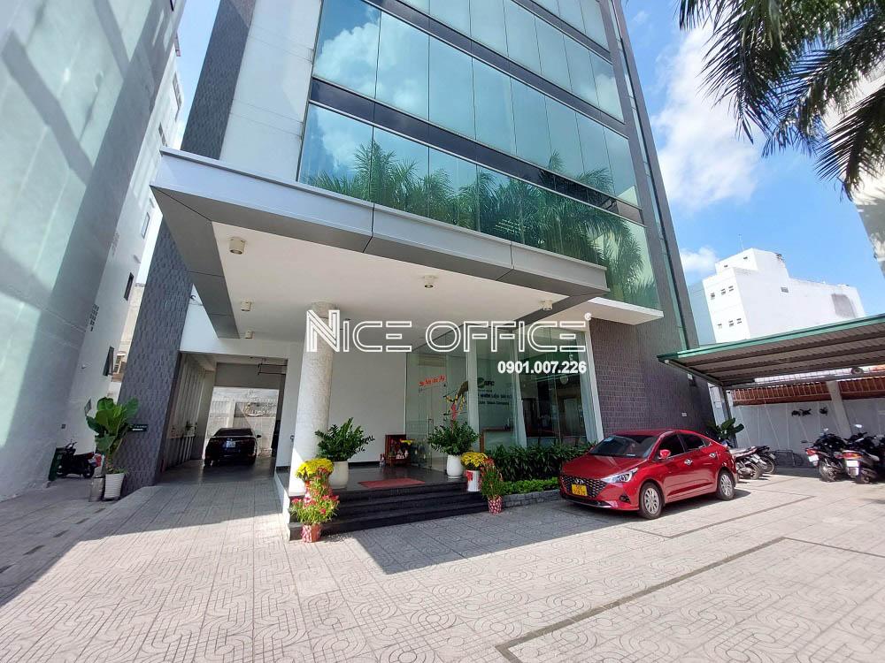 khuon-vien-phia-truoc-toa-nha-sfc-building
