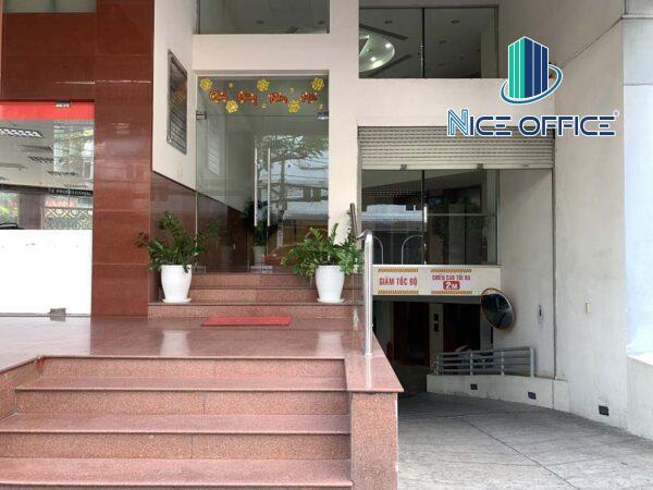 Lối vào tòa nhà TSA Trần Huy Liệu