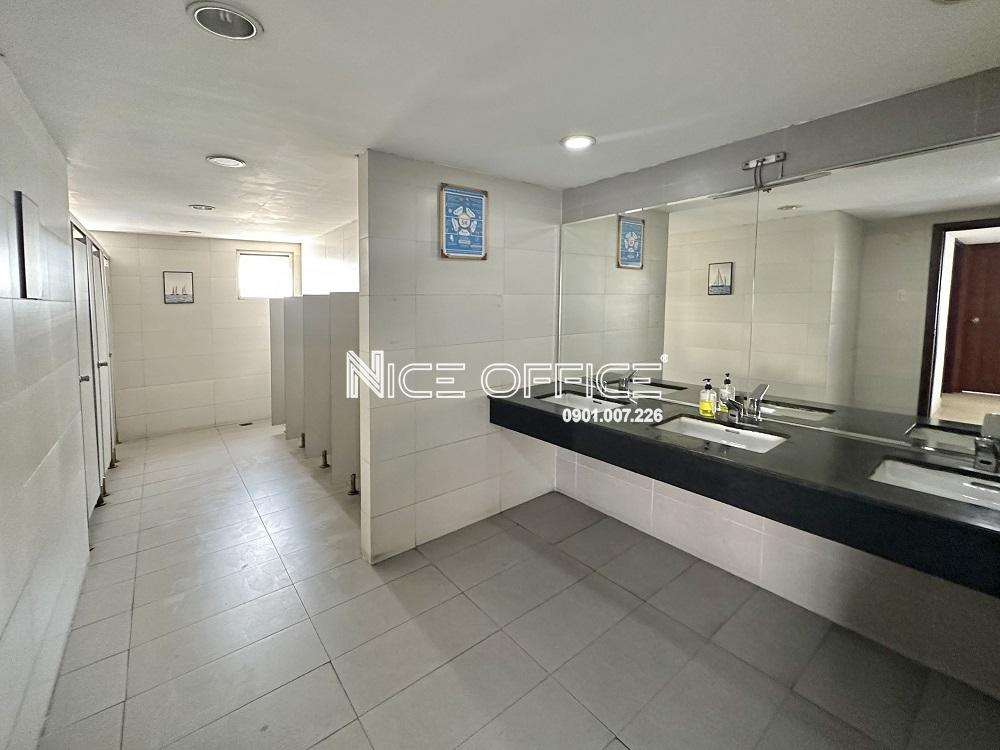 nha-ve-sinh-nam-tai-pn-techcons-building