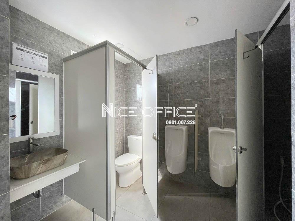 nha-ve-sinh-tai-moi-tang-phuc-long-building