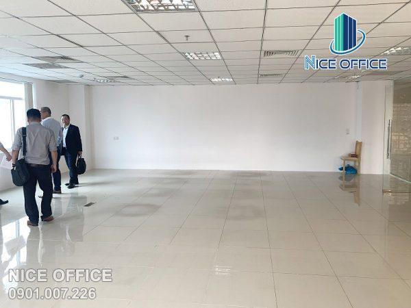 Khách hàng đi khảo sát văn phòng trống tại tòa nhà Kicotrans 2 Building quận Tân Bình