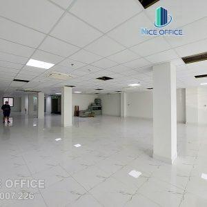 Khách hàng đi khảo sát văn phòng trống tại tòa nhà Cao Minh Building