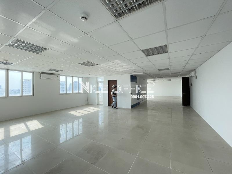 khach-hang-di-xem-mat-bang-trong-tai-toa-nha-international-plaza-quan-1