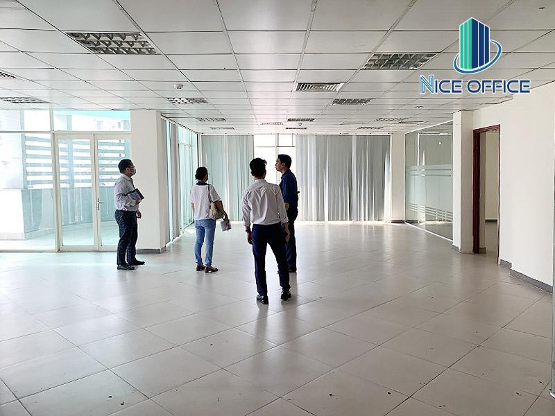 Khách hàng được Nice Office hỗ trợ khảo sát văn phòng tại tòa nhà Gems, quận Phú Nhuận