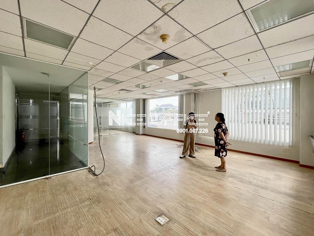 khach-hang-di-xem-van-phong-trong-tai-lta-building