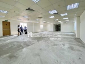 Khách hàng Nice Office đi khảo sát mặt bằng trống tại tòa nhà