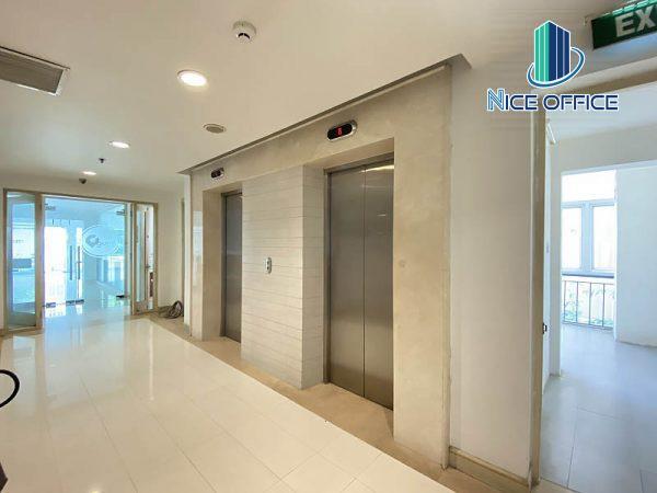2 thang máy tại tòa nhà D House Building quận 3
